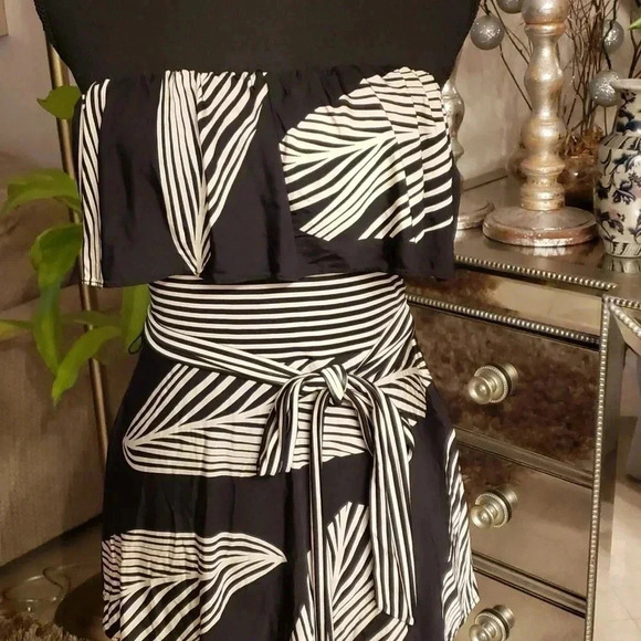 BCBG Maxazaria strapless ruffles top size M - Picture 2 of 4